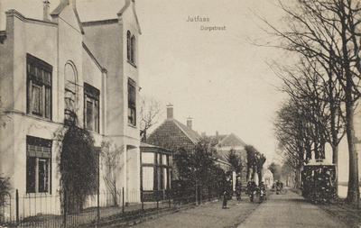 130235 Gezicht in de Dorpsstraat te Jutphaas, met links de dokterswoning.N.B. De gemeente Jutphaas is per 1 juli 1971 ...